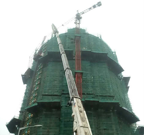 邓州吊车在工地上作业